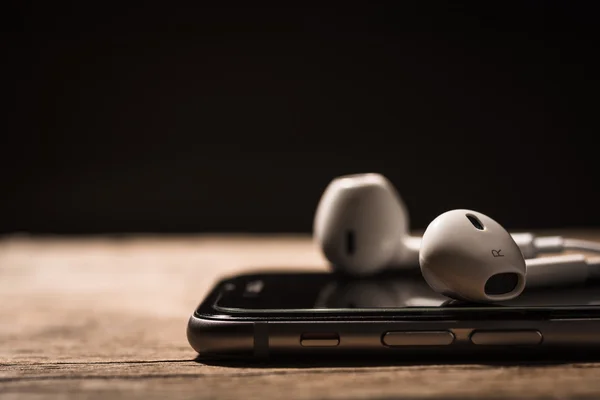 Headphone and phone media portable on dark tone. — Stock Photo, Image