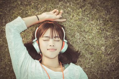 Rahat kadın yalan kulaklık ile müzik