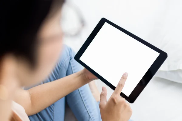 Dijital tablet yatağa kullanan kadın. 