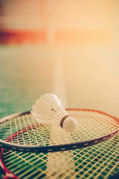 Balón de bádminton (Shuttlecock) y raqueta en el suelo de la cancha —  Fotos de Stock