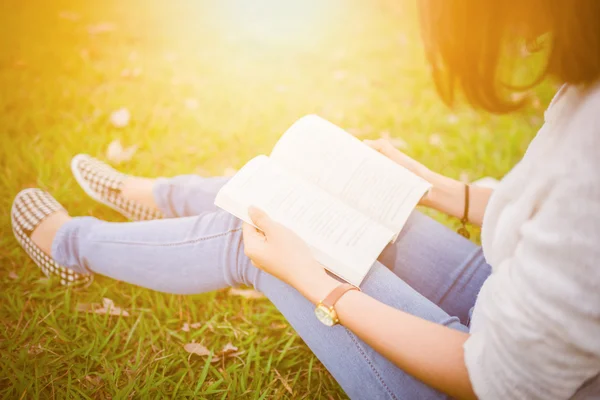 Yeşil bahçe kitap ile genç kız