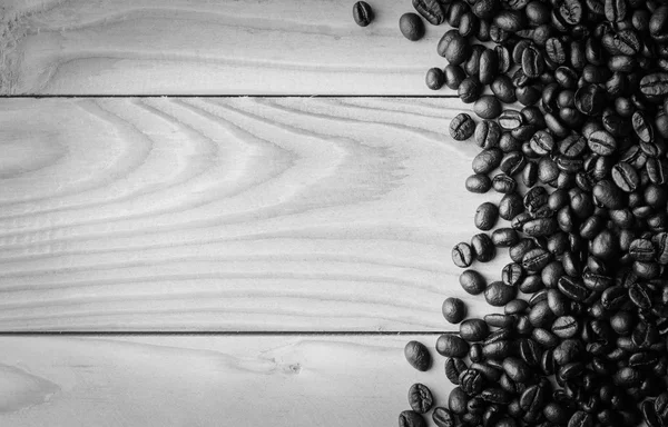 Grãos de café na mesa. Espaço livre para o seu tex — Fotografia de Stock