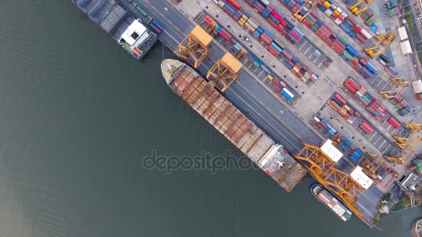 Vista aérea de navios porta-contentores e guindastes de elevação no porto de Banguecoque . — Vídeo de Stock