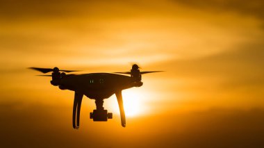 dört helikopter için uçmaya hazır gün batımında digital fotoğraf makinesi ile robot