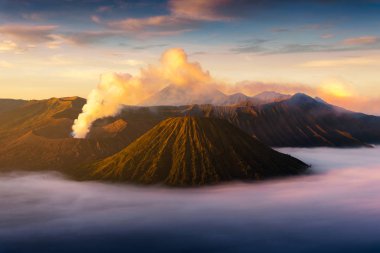 Mount Bromo yanardağ (Gunung Bromo) bakış açısıyla gündoğumu sırasında