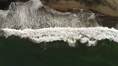 Sunrise Beach ile okyanus manzarası ve büyük dalgalar.