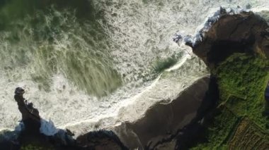 Sunrise Beach ile okyanus manzarası ve büyük dalgalar.