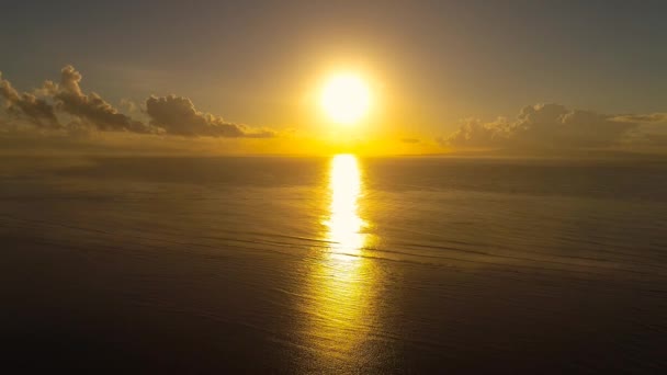 Wschód słońca na plaży z widokiem na ocean i ogromne fale. — Wideo stockowe