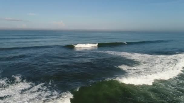 Salida del sol en la playa con vista al mar y olas enormes . — Vídeos de Stock