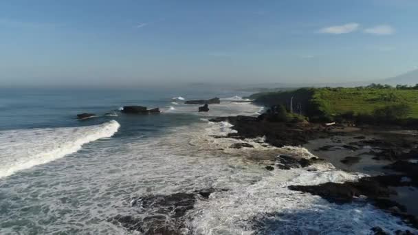 Salida del sol en la playa con vista al mar y olas enormes . — Vídeos de Stock