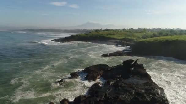 Схід сонця на пляжі з видом на океан і величезні хвилі. — стокове відео