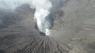 Krater Bromo yanardağ, Doğu Java, Endonezya, havadan görünümü. 