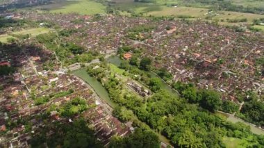 Bali Endonezya havadan görünümü: uzun. düzenli satır yapıları ile katmanlı.