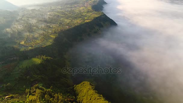 Flygfoto flygning över Cemoro Lawang, — Stockvideo