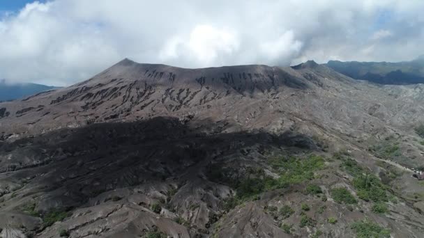 Krater des Bromo-Vulkans, Ostjava, Indonesien, Luftaufnahme. — Stockvideo