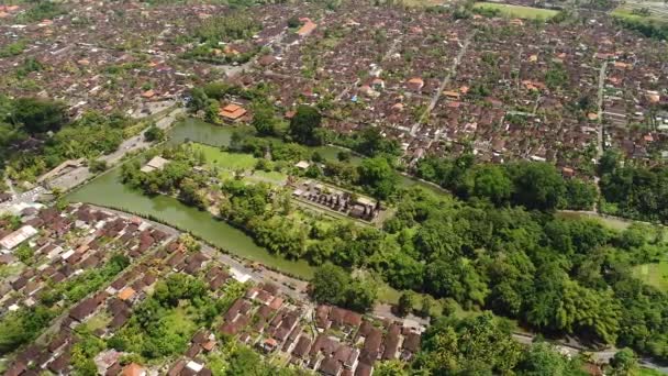 Вид с воздуха на Бали Индонезия: Длинный. упорядоченный ряд конструкций с многоуровневыми . — стоковое видео