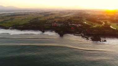Pura Tanah Lot Tapınağı bir kayalık ada. 