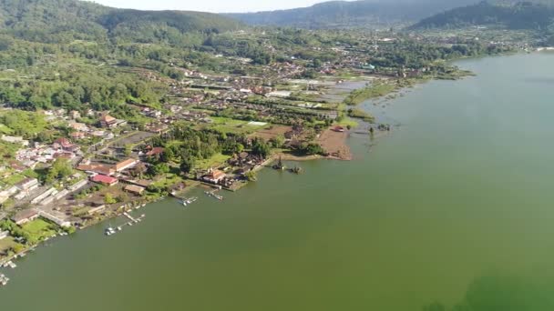 Vista aérea do templo Ulun Danu no Lago Beratan — Vídeo de Stock