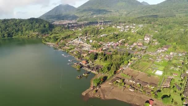 Widok z lotu ptaka Ulun Danu świątyni na jezioro Beratan — Wideo stockowe