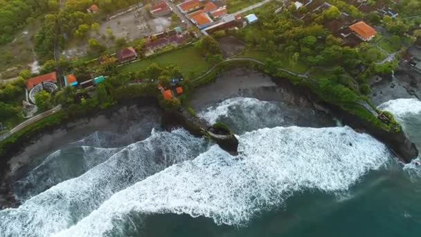 Pura Tanah Lot tempel på en klippig ö. — Stockvideo