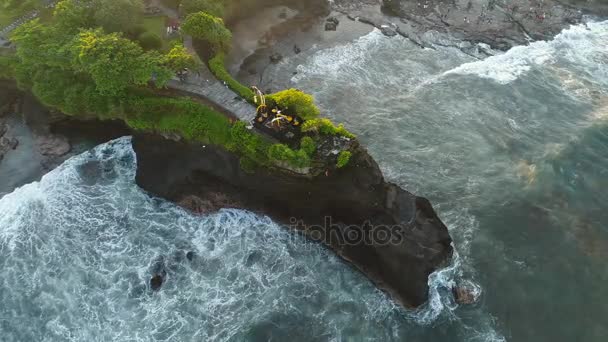 Pura Tanah Lot temple on a rocky island. — Stock Video