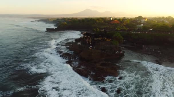 Templo Pura Tanah Lot en una isla rocosa . — Vídeos de Stock