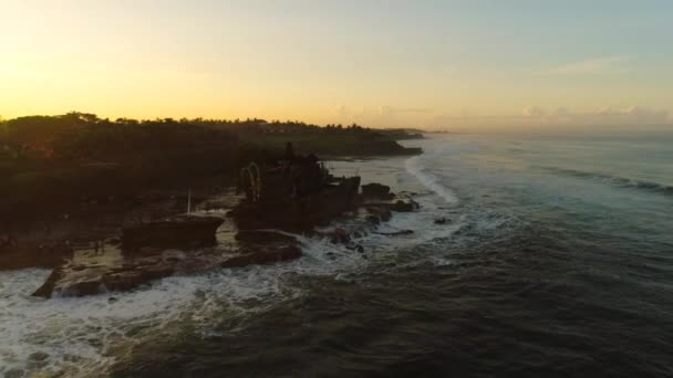 Świątyni Pura Tanah Lot na skalistej wyspie. — Wideo stockowe