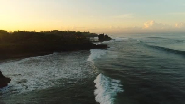 Świątyni Pura Tanah Lot na skalistej wyspie. — Wideo stockowe