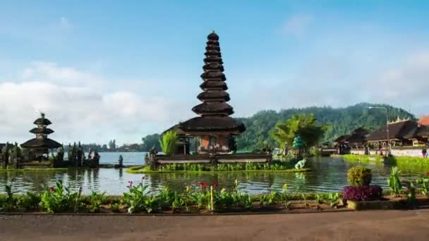 4 k Hyperlapse film Sunrise van Pura Ulun Danu Bratan Tempel, Bali, Indonesië. — Stockvideo