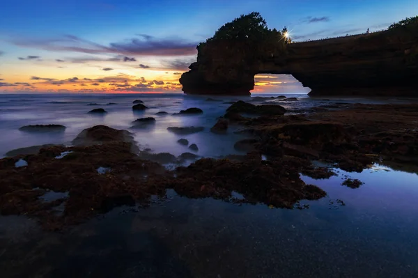 Tanah Lot tapınağı Bali, Endonezya 'da gün batımında.