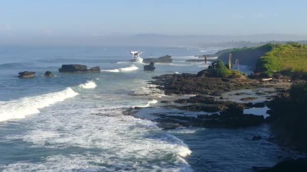 Piloto de drones com câmera de alta resolução voando sobre o mar em bali . — Vídeo de Stock