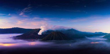 Mount Bromo yanardağ (Gunung Bromo) bakış açısıyla gündoğumu sırasında
