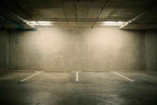 Parcheggio garage grande magazzino interno con cartellone bianco — Foto Stock