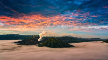 Mount Bromo yanardağ (Gunung Bromo) bakış açısıyla gündoğumu sırasında