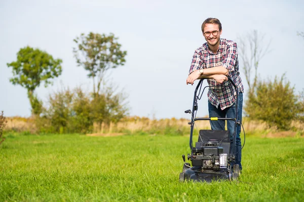 Ung man klipper gräset — Stockfoto