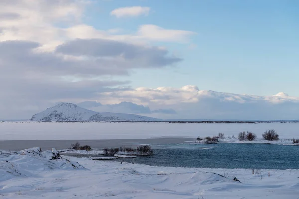 Paisagem de inverno islandês entre Myvatn lago — Fotografia de Stock