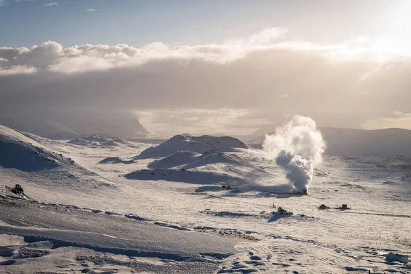 Геотермальный ландшафт Исландии зимой — стоковое фото