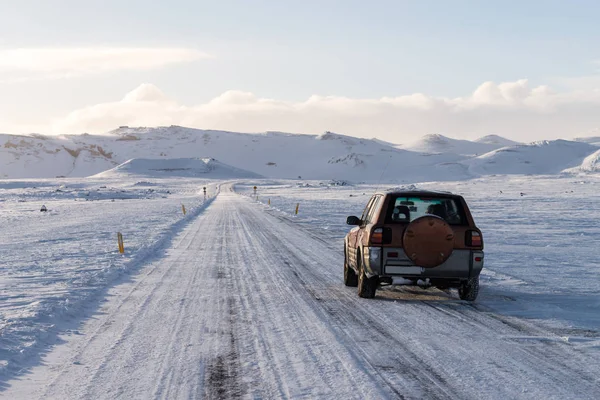 在冰岛的空道路上的 Suv 车 — 图库照片