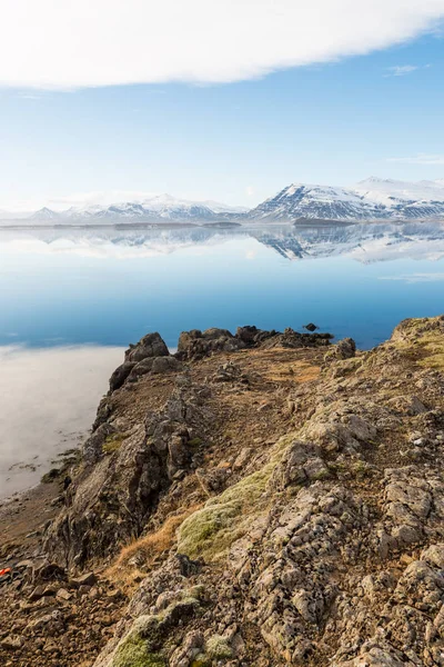 Montañas islandesas con la increíble laguna en invierno —  Fotos de Stock