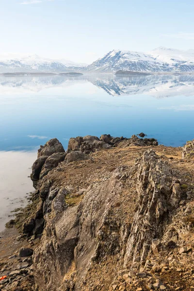 Montañas islandesas con la increíble laguna en invierno —  Fotos de Stock