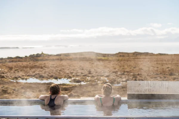 Pote islandés entre la increíble laguna y las montañas —  Fotos de Stock