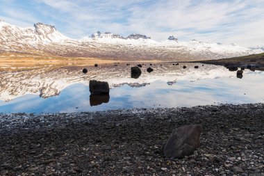 Kışın şaşırtıcı lagün ile İzlanda Dağları
