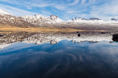 Kışın şaşırtıcı lagün ile İzlanda Dağları