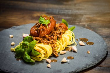 Fesleğen ve sarımsak ile lezzetli makarna