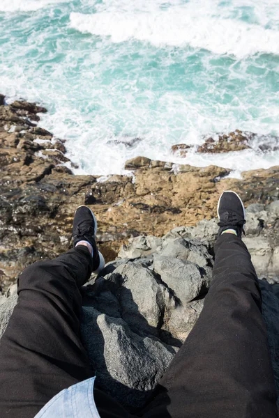 Bir plaj uçurumun üzerinde spor ayakkabı ayaklarda Traveller's — Stok fotoğraf