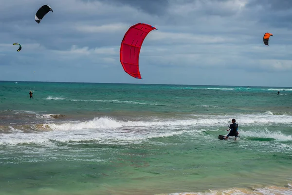 Kitesurfing on Fuerteventura Island, Spain. — Stock Photo, Image