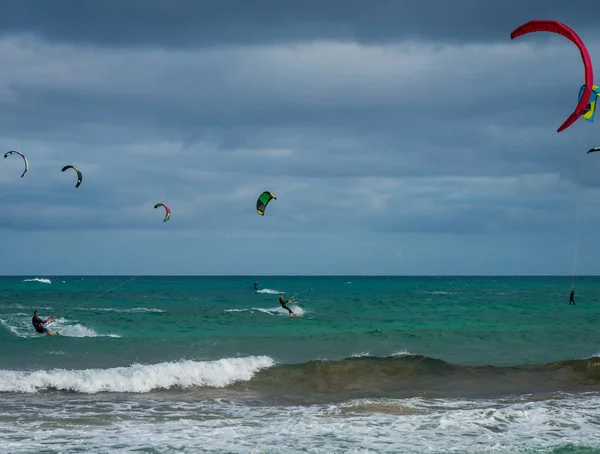 Kitesurfing on Fuerteventura Island, Spain. — Stock Photo, Image