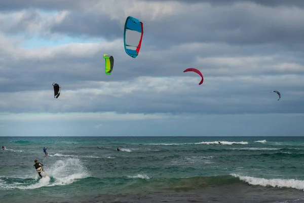 Kitesurfing on Fuerteventura Island, Spain. — Stock Photo, Image