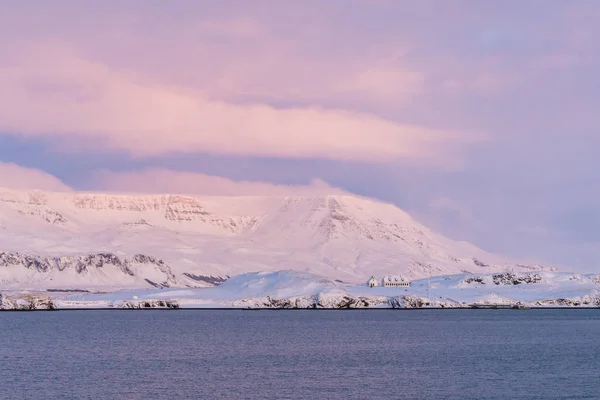 Reykjavik, İzlanda yakınındaki dağlık manzara — Stok fotoğraf