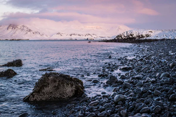 Reykjavik, İzlanda yakınındaki dağlık manzara — Stok fotoğraf